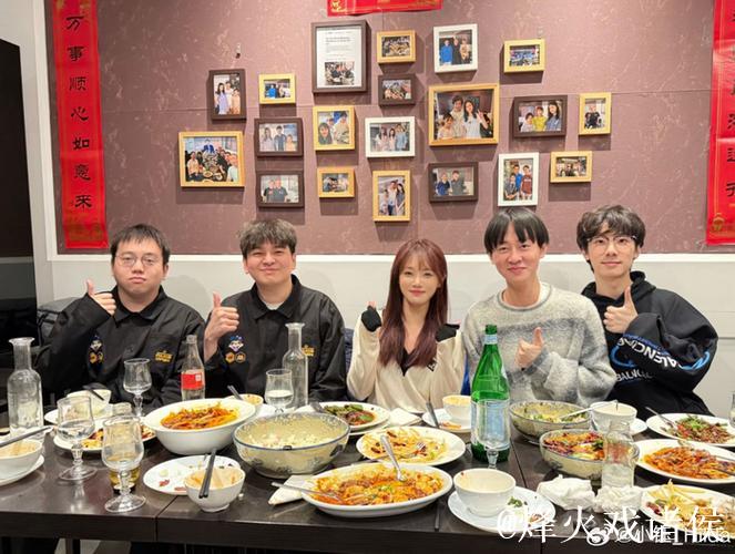 小钰在巴黎旅行中与四位冠军合影留念